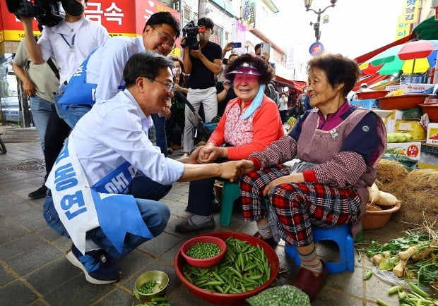 더불어민주당 김동연 경기도지사 후보가 30일 경기 이천시 관고전통시장에서 상인들에게 인사하며 지지를 호소하고 있다. 사진=연합뉴스