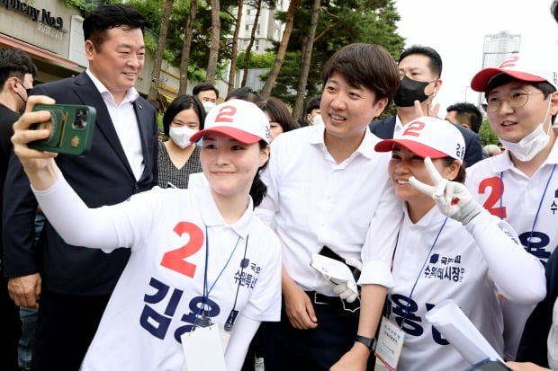 국민의힘 이준석 대표가 30일 오후 경기 수원시 영통구 경기도청 신청사 앞에서 열린 경기 남부권 기초단체장 후보 공약 실천 약속 기자회견에서 선거운동원들과 사진을 찍고 있다. 사진=연합뉴스