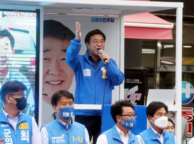 더불어민주당 윤호중 공동비상대책위원장이 30일 충북 증평군 증평새마을금고 앞에서 이재영 증평군수 카지노사이트 지원 유세를 하고 있다. / 사진=연합뉴스