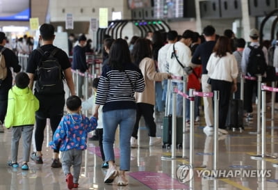 징검다리 연휴 앞두고 고속도로 일부 정체…공항도 붐벼