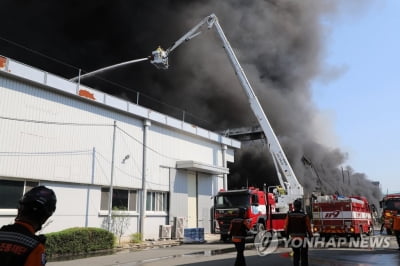 구미 국가산단 공장 화재 주변으로 확산…8시간째 진화 중(종합)