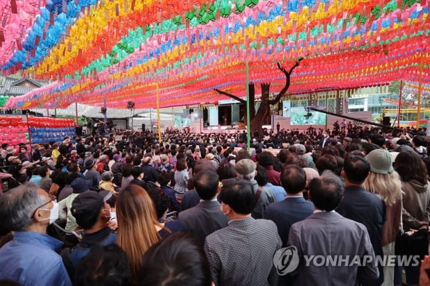 "다시 희망의 일상으로"…전국 사찰서 부처님오신날 법요식