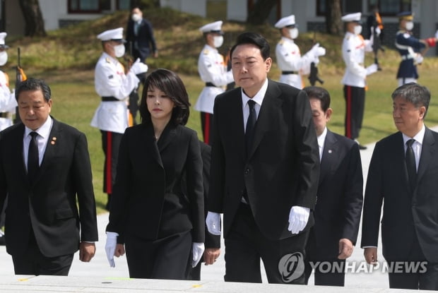 첫 공식무대 선 김건희 여사…문 前대통령 내외에 90도 인사