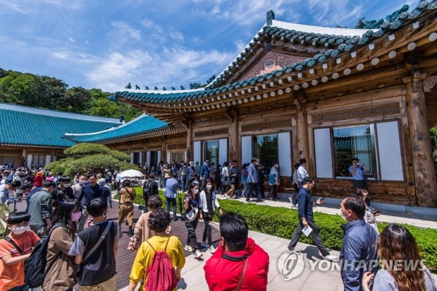 "대통령 살던 곳 들어오다니"…문 열린 청와대에 나들이 인파