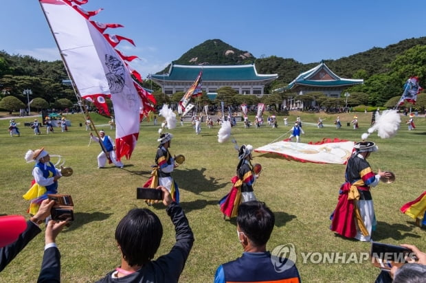 "대통령 살던 곳 들어오다니"…문 열린 청와대에 나들이 인파