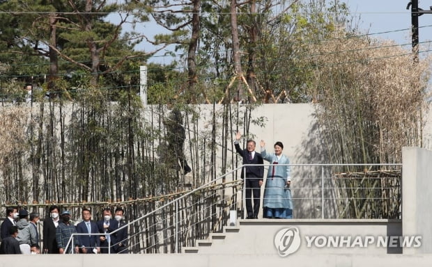 문 전 대통령 '자유인'으로 귀향…"집에 오니 이제 해방됐다"