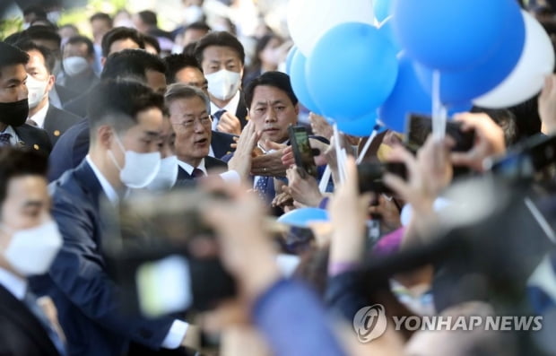 문 전 대통령 '자유인'으로 귀향…"집에 오니 이제 해방됐다"