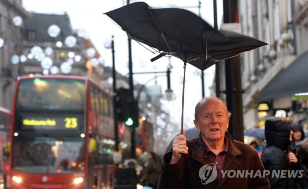 영국 고용심판원 "남자를 '대머리'라 놀리면 성희롱"