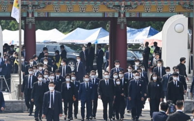 번번이 발길 멈췄던 尹, 이번엔 유가족단체와 '민주의 문' 입장