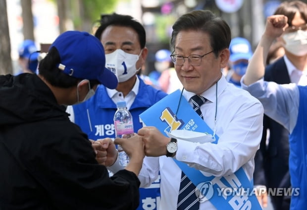 온라인카지노 거리유세 중 날아온 철제그릇에 머리 맞아