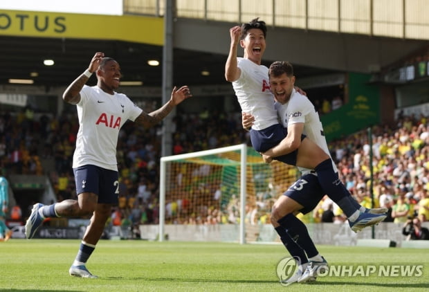 손흥민, 아시아인 첫 EPL 득점왕 우뚝…토트넘 3년만에 UCL 진출