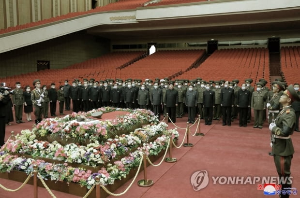 北김정은, 현철해 마지막 길 '직접 운구'로 배웅