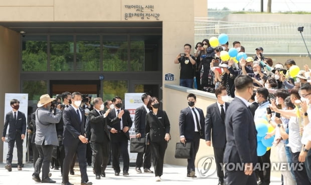 5년만에 봉하 찾은 문재인 전 대통령…"고생했습니다" 환호