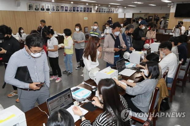 [사전투표] 제주 43개 투표소서 사전투표…후보들도 투표하며 지지 호소