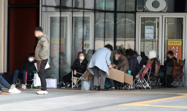 시민들이 백화점 앞에서 매장 개장을 기다리고 있다. 사진은 기사 내용과 관련이 없음. /뉴스1