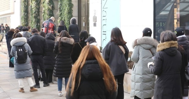 서울 시내 한 백화점 명품관 입장을 기다리는 시민들의 모습. 뉴스1