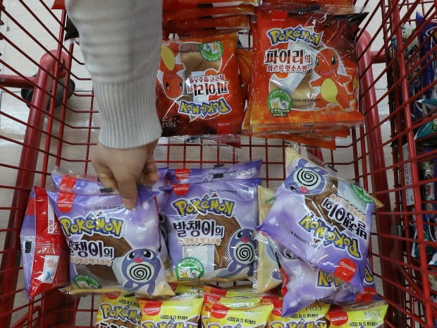서울의 한 대형마트에서 시민들이 새롭게 출시된 포켓몬빵 2탄(발챙이의 빙글빙글 밀크요팡)을 구매하고 있다.(사진=뉴스1)