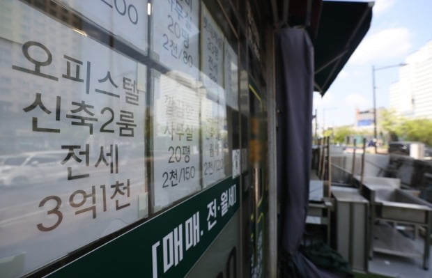 서울 시내의 한 공인중개사 사무소에 매물이 게시돼 있다. 사진=뉴스1