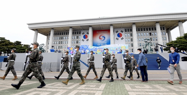 제20대 대통령 취임식을 이틀 앞둔 8일 오전 서울 여의도 국회 본청 앞에서 국방부 의장대가 취임식 리허설을 하고 있다. 사진=뉴스1