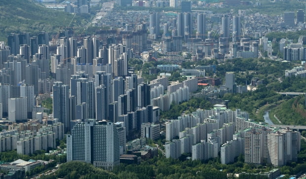 서울 송파구 롯데월드타워 서울스카이에서 바라본 강남구 아파트 단지 모습. 사진=뉴스1