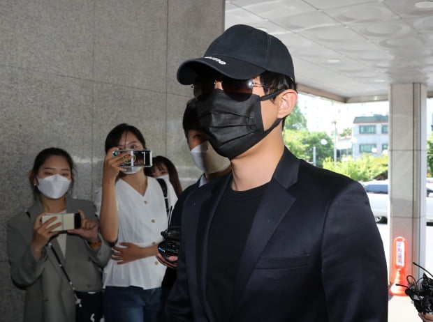아프리카TV 코인전문 BJ 챈서스가 16일 오전 서울 성동경찰서로 조사를 받기 위해 출석하고 있다. .(사진=뉴스1)
