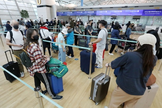 지난달 16일 인천국제공항 제1여객터미널 출국장에서 해외여행을 떠나려는 여행객들이 탑승수속을 밟고 있다. 사진=뉴스1 