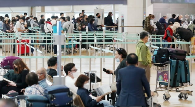 지난달 16일 인천국제공항 제1여객터미널 출국장에서 해외여행을 떠나려는 여행객들이 탑승수속을 밟고 있다. 사진=뉴스1