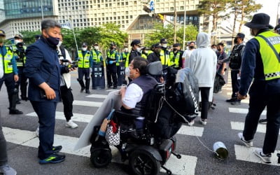 전장연, 어디로 갔나…대통령 집무실 인근 '출근길 도로 행진'