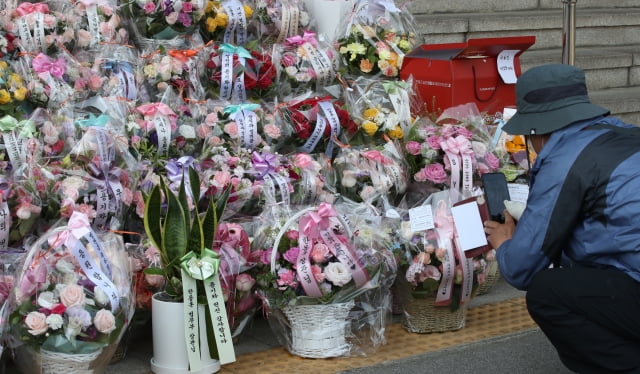 17일 오후 경기도 과천 법무부 청사 앞으로 한동훈 법무부 장관 지지자들이 보낸 꽃바구니가 배달되고 있다. / 사진=뉴스1