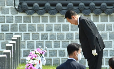 '민주의 문' 넘은 尹대통령, 유족에 "5·18 기념식 매년 참석"