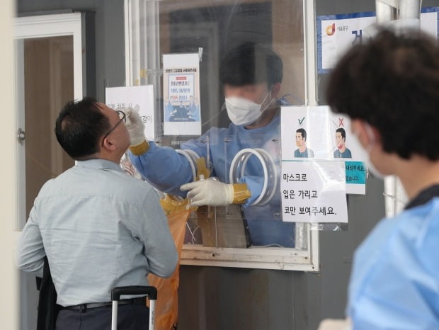 20일 오전 서울역 광장에 마련된 신종 코로나바이러스 감염증(코로나19) 임시선별검사소에서 시민들이 PCR(유전자 증폭) 검사를 받고 있다. 사진=뉴스1