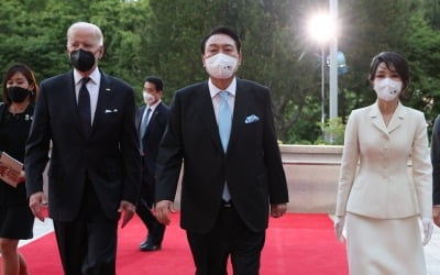 김건희 여사, 바이든 대통령 만났다…흰 치마 정장에 올림머리 눈길