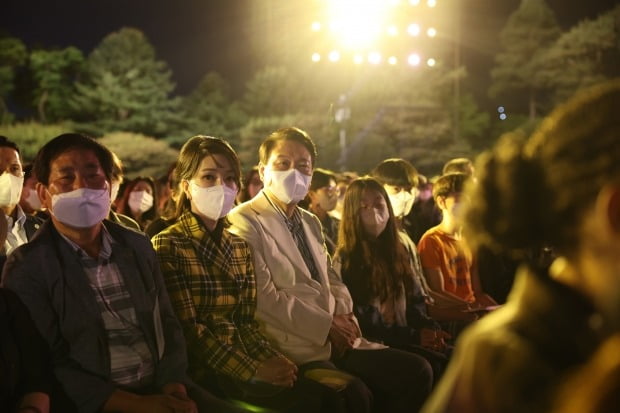 윤석열 대통령과 부인 김건희 여사가 22일 오후 서울 종로구 청와대 본관 대정원에서 열린 청와대 개방 특집 KBS 열린음악회를 관람하고 있다. (대통령실사진기자단) 사진=뉴스1