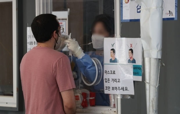 서울 중구 서울역 임시선별검사소에서 한 외국인이 PCR검사를 받고 있다. /사진=뉴스1