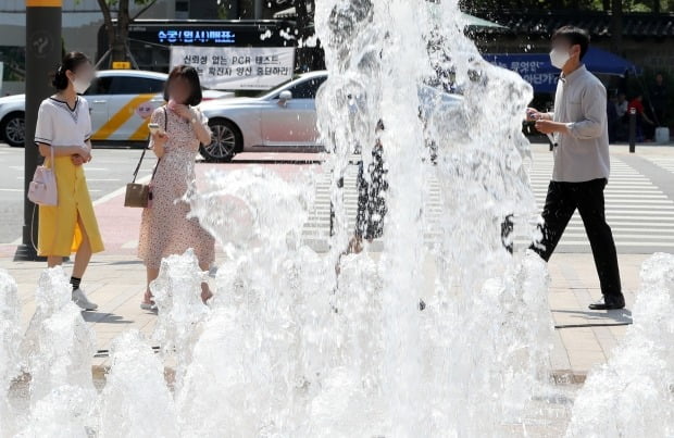 서울 중구 서울시청 앞 광장 분수대에 시원한 물줄기가 뿜어져 나오고 있다. 사진=뉴스1