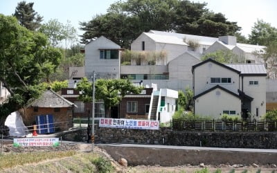 文 전 대통령 딸, 사저 시위에 "입으로 총질" 트윗했다가 삭제