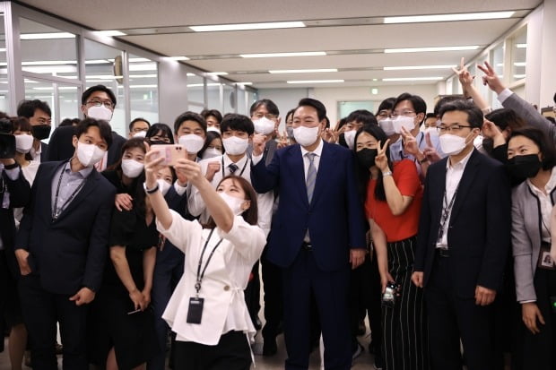 윤석열 대통령이 26일 정부코인 카지노 사이트청사에서 경제조정실 직원을 격려한 뒤 기념촬영을 하고 있다. (대통령실사진기자단) 사진=뉴스1