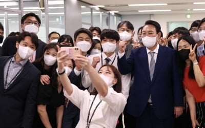 尹, 세종 찾아 첫 국무회의 "수시로 얼굴 맞대고 일하겠다"