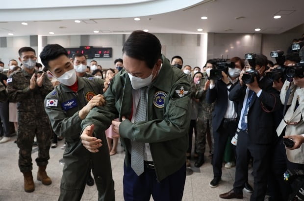 윤석열 대통령이 30일 오전 서울 용산구 카지노 노말ㆍ합참 청사를 초도 방문해 공군 항공점퍼를 착용하고 있다.(서울=뉴스1) 