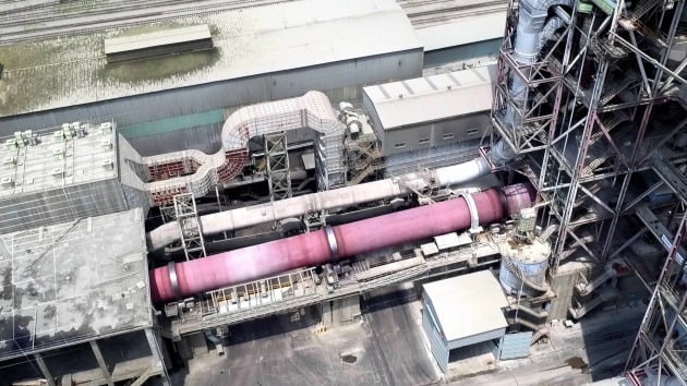 한 시멘트 공장 내 시멘트 원료와 연료를 녹이는 소성로(빨간색 부분의 원통형 가마). 사진은 기사내용과 무관함.