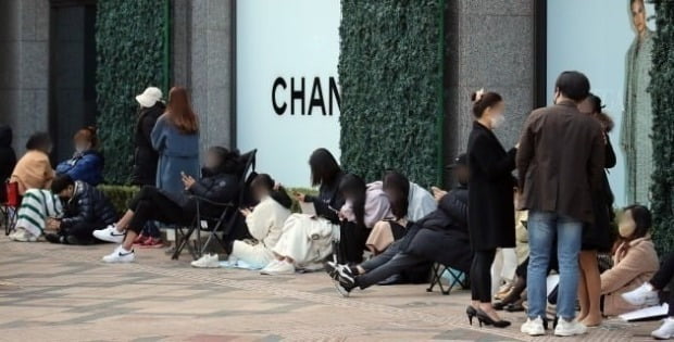 서울 중구 신세계백화점 본점에서 시민들이 입장을 위해 줄 서 있다.  /뉴스1