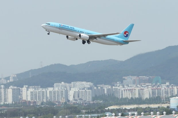 두 배나 비싼 항공권 값이 발목 잡네…언제쯤 떨어질까? | 한국경제