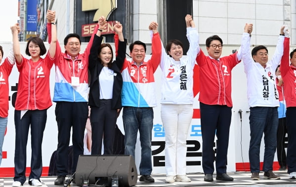 왼쪽부터 배현진 최고위원, 김기현 공동선거대책위원장, 차유람 문화체육특보, 안철수 성남분당갑 국회의원 후보, 김은혜 경기도지사 후보, 권성동 원내대표, 신상진 성남시장 후보. 2022.5.31 [사진=연합뉴스]