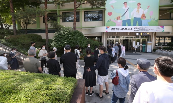 1일 오전 서울 강남구청에 설치된 삼성2동 제5투표소에서 유권자들이 제8회 전국동시지방선거 투표를 하기 위해 줄 서 있다./김범준기자