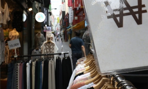23조원 규모의 소상공인 손실보전금 지급이 시작된 지난 30일 서울 명동거리에서 옷가게가 영업을 하고 있다. 뉴스1