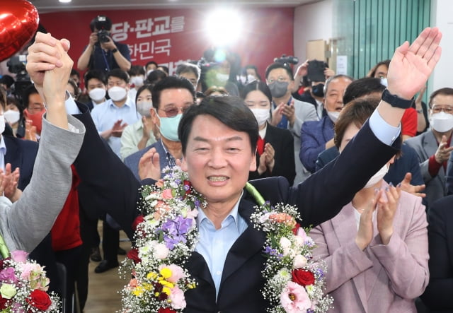 경기 성남 분당갑 국회의원 보궐선거에 출마한 국민의힘 안철수 후보가 1일 오후 당선이 확실시 되자 분당 선거사무소에서 꽃을 받아들고 세리머니를 하고 있다. / 사진=연합뉴스