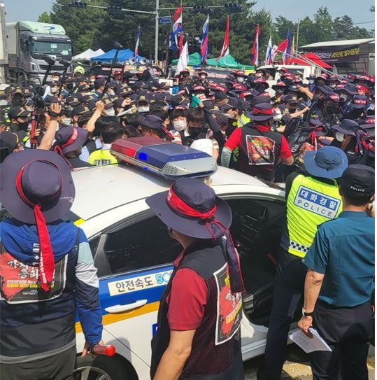 화물연대 소속 화물차주들이 하이트진로 이천공장 점거를 위해 진입을 시도하고 있다. 