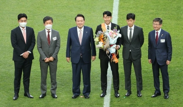 윤석열 대통령이 2일 서울 월드컵경기장에서 아시아 선수 최초로 잉글랜드 프로축구 프리미어리그 득점왕에 오른 손흥민 선수에게 체육훈장 가운데 최고 등급인 청룡장을 수여한 뒤 기념촬영을 하고 있다. 왼쪽부터 안정환, 정몽규 대한축구협회장, 윤석열 대통령, 손흥민, 박지성, 박보균 문화체육관광부 장관. 연합뉴스