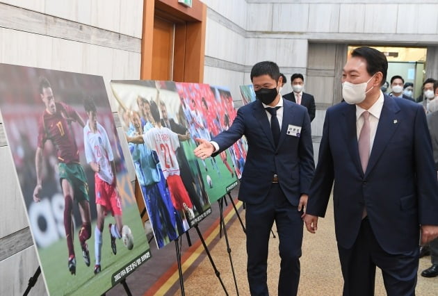 윤석열 대통령이 2일 서울월드컵경기장에서 브라질과의 친선전 경기에 앞서 2002 월드컵 사진전을 관람하고 있다. 대통령실사진기자단
