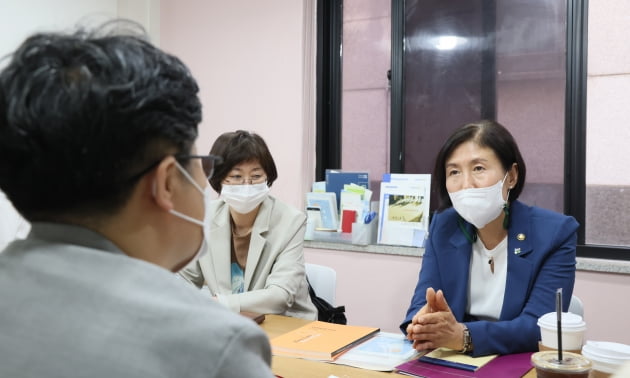 이기순 여성가족부 차관이 2일(목) 성매매 피해아동ㆍ청소년에게 의료·법률, 자립·자활 등을 지원하는 기관을 방문해 관계자들과 사업 운영 방안에 대해 논의하고 있다. 